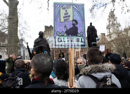 LONDON, GROSSBRITANNIEN. APRIL. Am Samstag, den 3. April 2021, demonstrieren die Protesten auf dem Parliament Square in London, England, gegen das vorgeschlagene Gesetz zu Polizei, Kriminalität, Verurteilung und Gerichten.(Quelle: Tejas Sandhu) Quelle: MI News & Sport /Alamy Live News Stockfoto