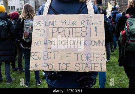 LONDON, GROSSBRITANNIEN. APRIL. Am Samstag, den 3. April 2021, demonstrieren die Protesten auf dem Parliament Square in London, England, gegen das vorgeschlagene Gesetz zu Polizei, Kriminalität, Verurteilung und Gerichten.(Quelle: Tejas Sandhu) Quelle: MI News & Sport /Alamy Live News Stockfoto