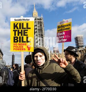 LONDON, GROSSBRITANNIEN. APRIL. Am Samstag, den 3. April 2021, demonstrieren die Protesten auf dem Parliament Square in London, England, gegen das vorgeschlagene Gesetz zu Polizei, Kriminalität, Verurteilung und Gerichten.(Quelle: Tejas Sandhu) Quelle: MI News & Sport /Alamy Live News Stockfoto