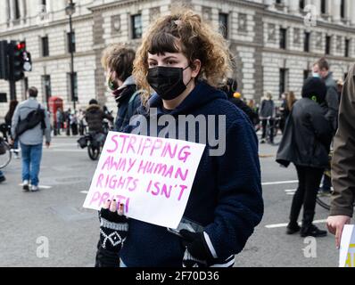 LONDON, GROSSBRITANNIEN. APRIL. Am Samstag, den 3. April 2021, demonstrieren die Protesten auf dem Parliament Square in London, England, gegen das vorgeschlagene Gesetz zu Polizei, Kriminalität, Verurteilung und Gerichten.(Quelle: Tejas Sandhu) Quelle: MI News & Sport /Alamy Live News Stockfoto