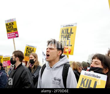 London, Großbritannien. April 2021. Ein Protestant schließt sich dem Gesang von „Kill the Bill“ vor Schilder und Plakaten an, auf denen ähnliche Botschaften beim Protest gegen das neue Polizeigesetz gelesen werden. Hyde Park, London. Anna Hatfield/ Pathos Images Credit: One Up Top Editorial Images/Alamy Live News Stockfoto