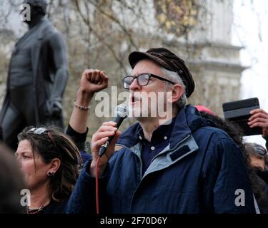 London, Großbritannien. April 2021. Der ehemalige Labour-Vorsitzende Jeremy Corbyn spricht auf dem Parliament Square vor der Menge für den Protest „Kill the Bill“ in London. April 2021. Anna Hatfield/ Pathos Images Credit: One Up Top Editorial Images/Alamy Live News Stockfoto