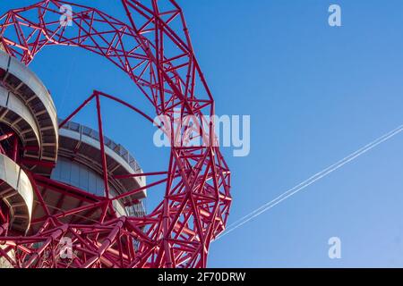 Blick auf die Aussichtsplattform des Orbit Tower, Großbritanniens größtes Stück öffentlicher Kunst, im Olympia Park in Hackney, London, IT's 114,5 Stockfoto