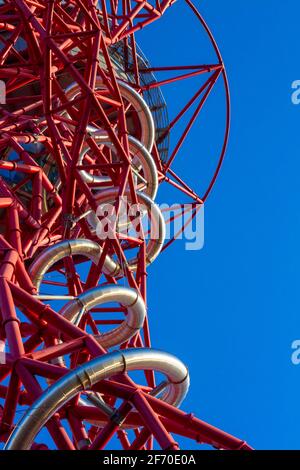 Blick auf die Aussichtsplattform des Orbit Tower, Großbritanniens größtes Stück öffentlicher Kunst, im Olympia Park in Hackney, London, IT's 114,5 Stockfoto