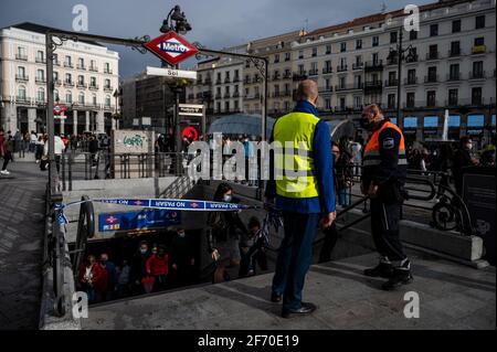 Madrid, Spanien. April 2021. Arbeiter der U-Bahn, die den Bahnhof des Sol-Platzes in der Innenstadt von Madrid schließen, um einen massiven Zustrom von Menschen als sanitäre Maßnahme zu verhindern, um Coronavirus-Infektionen während der Osterferien zu verhindern. Quelle: Marcos del Mazo/Alamy Live News Stockfoto