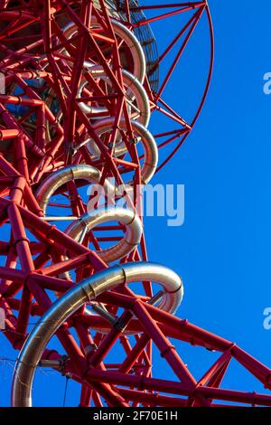 Blick auf die Aussichtsplattform des Orbit Tower, Großbritanniens größtes Stück öffentlicher Kunst, im Olympia Park in Hackney, London, IT's 114,5 Stockfoto