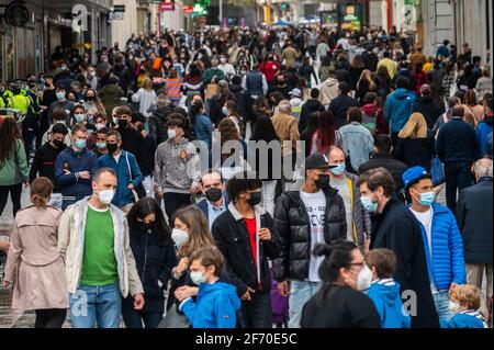 Madrid, Spanien. April 2021. Menschenmassen tragen Gesichtsmasken, um die Ausbreitung des Coronavirus zu stoppen, gehen in der Preciados Street, einem Einkaufsviertel in der Nähe des Sol-Platzes in der Innenstadt von Madrid. Die örtliche Polizei kontrolliert den Zustrom von Menschen als sanitäre Maßnahme, um Coronavirus-Infektionen während der Osterferien zu verhindern. Quelle: Marcos del Mazo/Alamy Live News Stockfoto