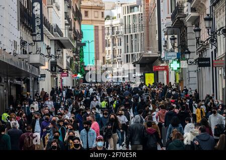 Madrid, Spanien. April 2021. Menschenmassen tragen Gesichtsmasken, um die Ausbreitung des Coronavirus zu stoppen, gehen in der Preciados Street, einem Einkaufsviertel in der Nähe des Sol-Platzes in der Innenstadt von Madrid. Die örtliche Polizei kontrolliert den Zustrom von Menschen als sanitäre Maßnahme, um Coronavirus-Infektionen während der Osterferien zu verhindern. Quelle: Marcos del Mazo/Alamy Live News Stockfoto