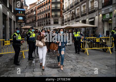 Madrid, Spanien. April 2021. Die Polizei kontrolliert den Zustrom von Menschen, die in der Innenstadt von Madrid auf den Sol-Platz eintreffen, um Coronavirus-Infektionen während der Osterferien zu verhindern. Quelle: Marcos del Mazo/Alamy Live News Stockfoto