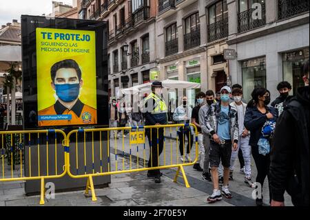 Madrid, Spanien. April 2021. Die Polizei kontrolliert den Zustrom von Menschen, die in der Innenstadt von Madrid auf den Sol-Platz eintreffen, um Coronavirus-Infektionen während der Osterferien zu verhindern. Quelle: Marcos del Mazo/Alamy Live News Stockfoto