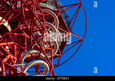 Blick auf die Aussichtsplattform des Orbit Tower, Großbritanniens größtes Stück öffentlicher Kunst, im Olympia Park in Hackney, London, IT's 114,5 Stockfoto