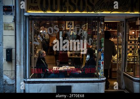 Madrid, Spanien. April 2021. Menschen in einer typischen spanischen Taverne in der Innenstadt von Madrid. Die Polizei kontrolliert den Zustrom von Menschen in der Innenstadt von Madrid als sanitäre Maßnahme, um Coronavirus-Infektionen während der Osterferien zu verhindern. Quelle: Marcos del Mazo/Alamy Live News Stockfoto