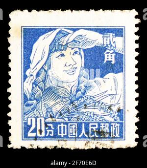 MOSKAU, RUSSLAND - 7. DEZEMBER 2020: In China gedruckte Briefmarke zeigt Farm Woman, Definitives Serie, um 1956 Stockfoto