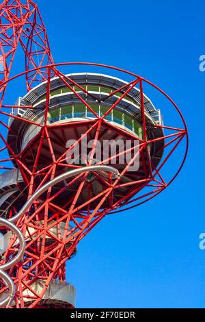 Blick auf die Aussichtsplattform des Orbit Tower, Großbritanniens größtes Stück öffentlicher Kunst, im Olympia Park in Hackney, London, IT's 114,5 Stockfoto