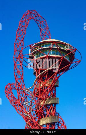 Blick auf die Aussichtsplattform des Orbit Tower, Großbritanniens größtes Stück öffentlicher Kunst, im Olympia Park in Hackney, London, IT's 114,5 Stockfoto