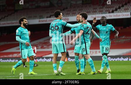 Liverpools Diogo Jota (zweiter rechts) feiert das dritte Tor mit seinen Teamkollegen während des Spiels der Premier League im Emirates Stadium, London. Ausgabedatum: Samstag, 3. April 2021. Stockfoto