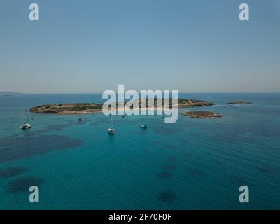 Luftaufnahme einer Segelyacht in der Nähe der griechischen Inseln Stockfoto