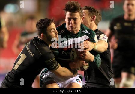 Freddie Steward von Leicester Tigers (Mitte) wird von Connacht's Caolin Blade (links) und Jack Carty während des Heineken Challenge Cup-Spiels in der Welford Road, Leicester, angegangen. Bilddatum: Samstag, 3. April 2021. Stockfoto