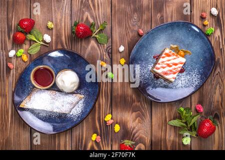 Dessert Schokoladenkuchen und Karottenkuchen auf braunem Holzhintergrund. Speisekarte im Restaurant. Stockfoto