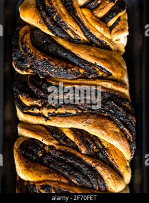 Frisch gebackene, warme vegane Schokolade twist Babka. Stockfoto