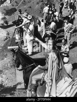 MARLON BRANDO als Mark Antony am Drehort im Bronson Canyon Los Angeles mit Film Crew während der Dreharbeiten zu JULIUS CAESAR 1953 Regisseur JOSEPH L. MANKIEWICZ spielt William Shakespeare Kostüme Herschel McCoy Musik Miklos Rozsa Produzent John Houseman Metro Goldwyn Mayer Stockfoto