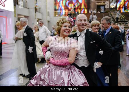 Moskau, Russland. April 2021. Die Teilnehmer tanzen am 3. April 2021 beim Frühlingsball im Victory Museum in Moskau, Russland. Mehr als 200 Teilnehmer aus verschiedenen Städten Russlands kamen hier am Samstag zum traditionellen Frühjahrsball zusammen. Quelle: Evgeny Sinitsyn/Xinhua/Alamy Live News Stockfoto