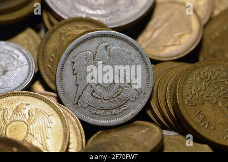 Zehn ägyptische Milliemenmünze 1972 (Rückseite der Münze), altes ägyptisches Geld von 10 Milliemenmünze, Vintage Retro, der silberne alte Münzhintergrund. Stockfoto