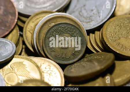 Fünf Milliemenmünze 1973, altes ägyptisches Geld von 5 Milliemenmünze die Währung der Arabischen Republik Ägypten, Vintage retro, die goldene Münze. Stockfoto