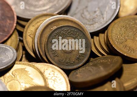 Fünf Milliemenmünze 1973, altes ägyptisches Geld von 5 Milliemenmünze die Währung der Arabischen Republik Ägypten, Vintage retro, die goldene Münze. Stockfoto