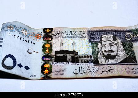 500 Saudi Riyals Banknote, mit Bild von Kaaba und König Abdulaziz, Königreich Saudi-Arabien 500 Riyals Cash Money selektiver Fokus. Stockfoto