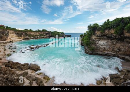 Natürliches Wahrzeichen Blaue Lagune auf der Insel Nusa Ceningan, Bali, Indonesien. Stockfoto