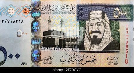 500 Saudi Riyals Banknote, mit Bild von Kaaba und König Abdulaziz, Königreich Saudi-Arabien 500 Riyals Cash Money selektiver Fokus. Stockfoto