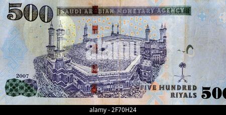 500 Saudi Riyals Banknote, mit Bild von Kaaba und König Abdulaziz, Königreich Saudi-Arabien 500 Riyals Cash Money selektiver Fokus. Stockfoto