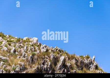 Blick auf Rocca del Crasto in der Nähe von Alcara Li Fusi Stadt im Nebrodi Park, Sizilien Stockfoto