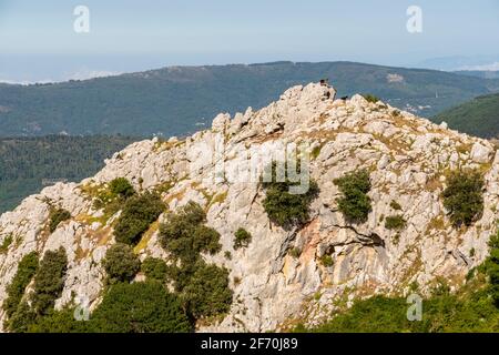 Blick auf Rocca del Crasto in der Nähe von Alcara Li Fusi Stadt im Nebrodi Park, Sizilien Stockfoto