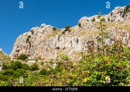 Blick auf Rocca del Crasto in der Nähe von Alcara Li Fusi Stadt im Nebrodi Park, Sizilien Stockfoto