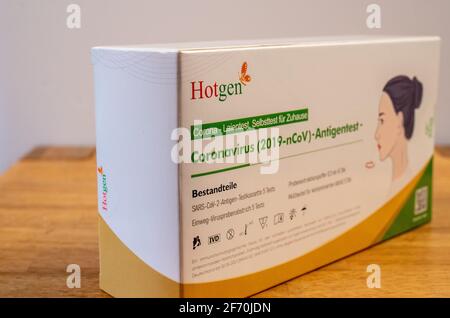 Bamberg, Deutschland - 2.4.2021. Covid19 Antigentest von Hotgen. Testkit mit 5 Corona Schnelltest für Laien. Stockfoto