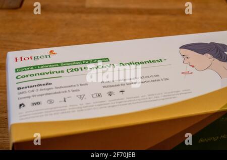 Bamberg, Deutschland - 2.4.2021. Covid19 Antigentest von Hotgen. Testkit mit 5 Corona Schnelltest für Laien. Stockfoto