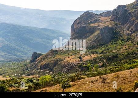 Blick auf Rocca del Crasto in der Nähe von Alcara Li Fusi Stadt im Nebrodi Park, Sizilien Stockfoto