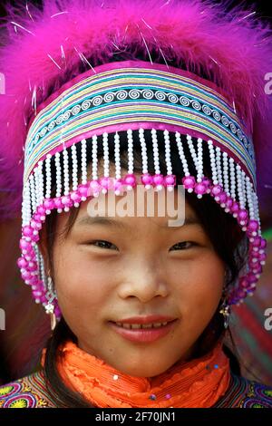 Portrait einer jungen Frau der Flower Hmong in unverwechselbaren Kopfschmuck, Coc Ly Markt N Vietnam. Model Released Stockfoto