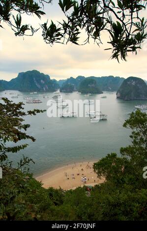 Blick von Dao Titop Insel, Halong Bay, Vietnam Stockfoto