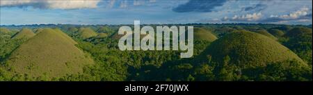 Panoramablick auf die „Chocolate Hills“, Carmen, Provinz Bohol, Philippinen, Südostasien. Bekannt in Cebuano als MGA Bungtod sa Tsokolate, und in Tagalog als: Tsokolateng burol. Konische Karstlandschaft Stockfoto