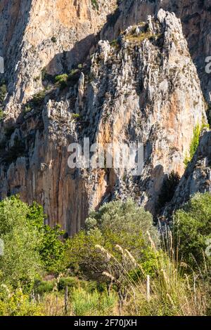 Blick auf Rocca del Crasto in der Nähe von Alcara Li Fusi Stadt im Nebrodi Park, Sizilien Stockfoto