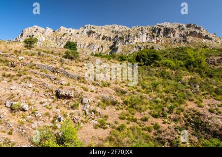 Blick auf Rocca del Crasto in der Nähe von Alcara Li Fusi Stadt im Nebrodi Park, Sizilien Stockfoto