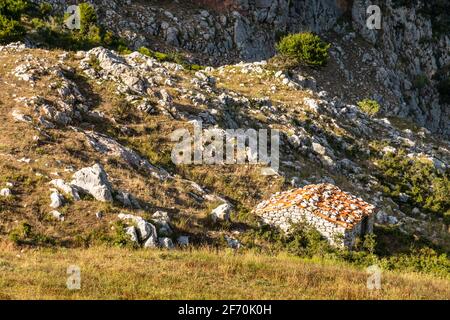 Blick auf Rocca del Crasto in der Nähe von Alcara Li Fusi Stadt im Nebrodi Park, Sizilien Stockfoto