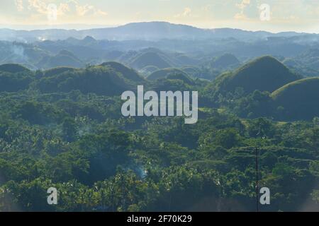 Blick auf die „Chocolate Hills“, Carmen, Provinz Bohol, Philippinen, Südostasien. Bekannt in Cebuano als MGA Bungtod sa Tsokolate, und in Tagalog als: Tsokolateng burol. Konische Karstlandschaft Stockfoto