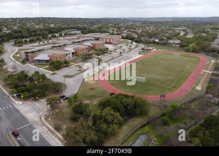 Eine Luftaufnahme der Strecke und des Fußballfeldes in der Jose M. Lopez Mittelschule, Samstag, 3. April 2021, in San Antonio. Stockfoto