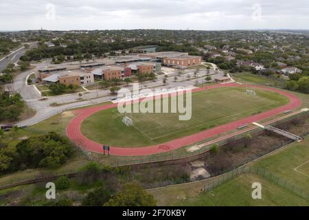 Eine Luftaufnahme der Strecke und des Fußballfeldes in der Jose M. Lopez Mittelschule, Samstag, 3. April 2021, in San Antonio. Stockfoto