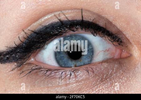 Detail eines menschlichen Auges, sichtbarer Iris, Frau, Blitz Stockfoto