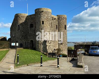 RYE, EAST SUSSEX, Großbritannien - 10/20/2020: Der Ypern Tower aus dem 14. Jahrhundert, der Teil der Verteidigung von Rye mit Kanonen war, ist heute das Rye Castle Museum mit Ausstellungsstücken Stockfoto